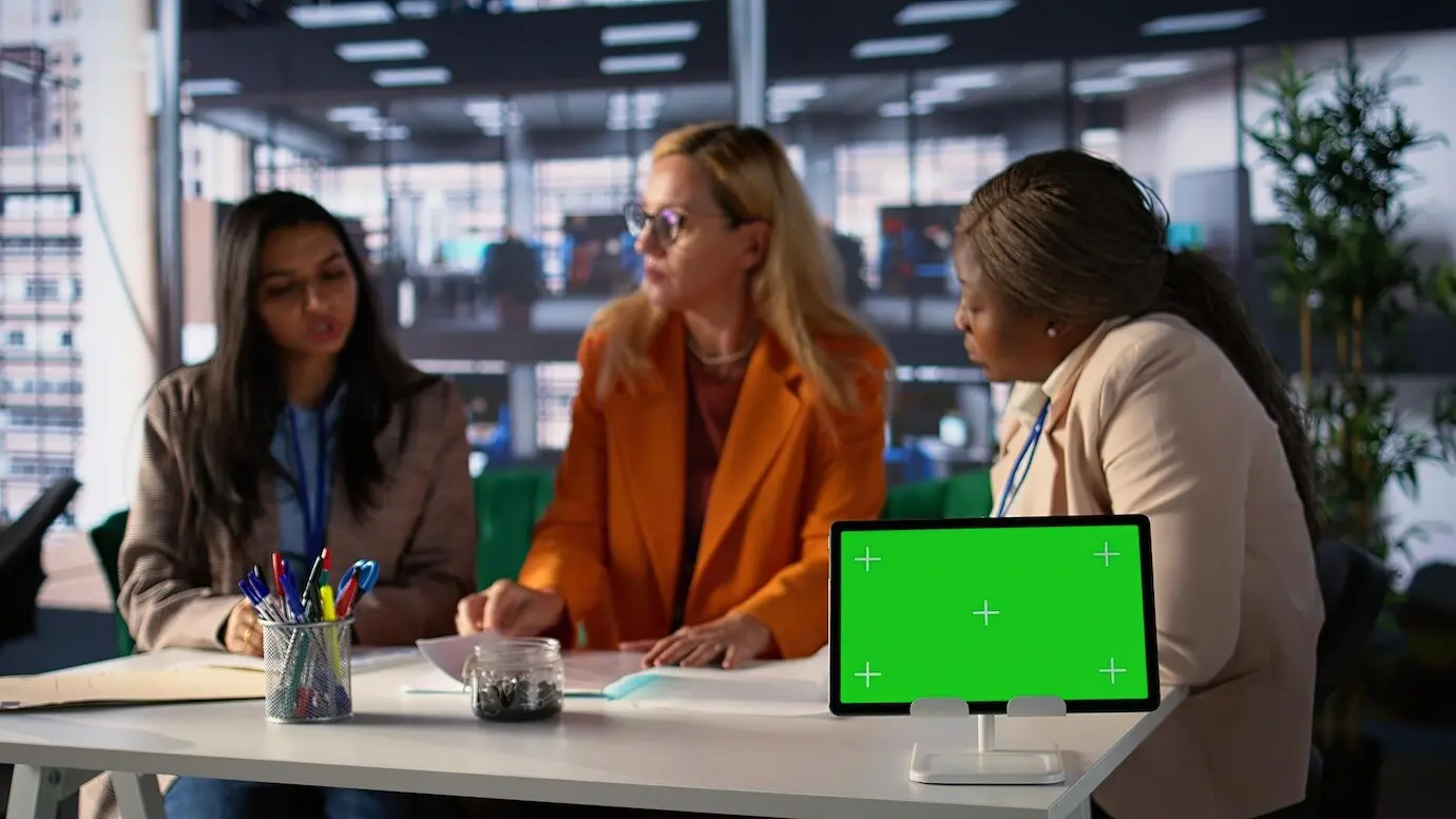 Группа деловых женщин обменивается идеями по новому проекту рядом со свободным пространством для текста.