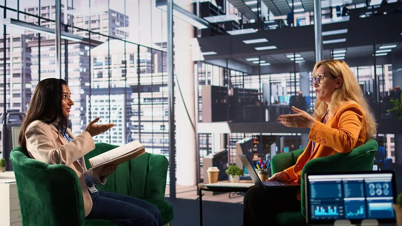 Команда бизнес-директоров встречается, чтобы оценить показатели эффективности сотрудников.